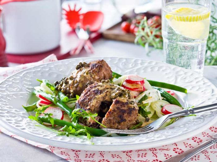 fyllda-färsbiffar-med-grönpepparsås-recept