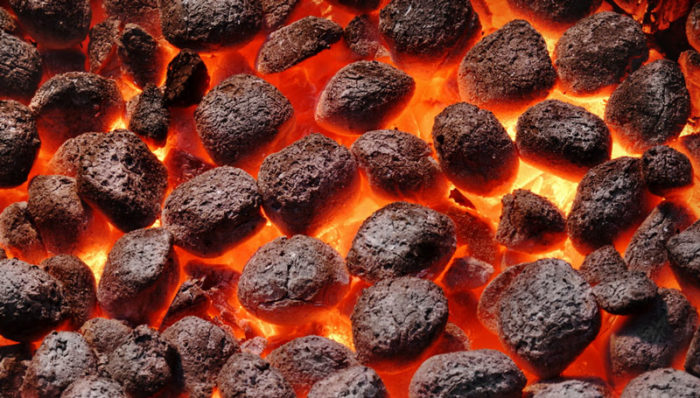 Öppna flammor, röd glöd eller grå hetta. Det finns tumregler för när glöden är bäst. Foto: IBL Bildbyrå