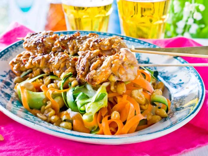 heta-kycklingsspett-med-jordnotter-recept