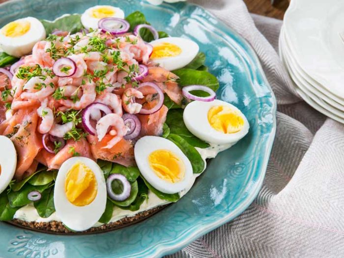 smorgastarta-med-lax-och-rakor-recept