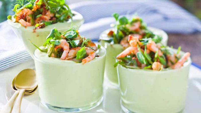 kall-soppa-med-avokado-och-rakor-recept