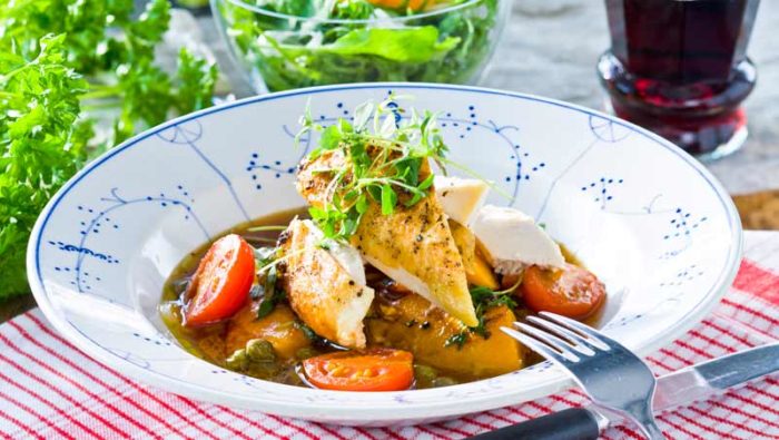 Hel-kyckling-i-ugn-med-rostad-pumpa-recept