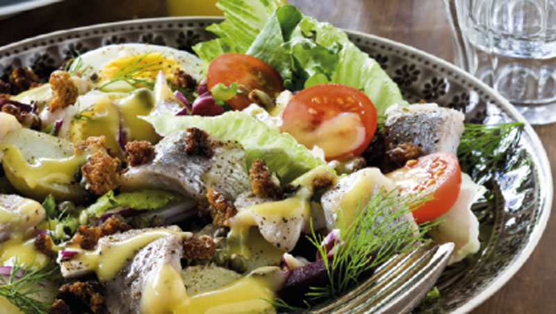 Sallad med sill och senapsdressing recept
