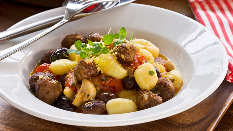 Gnocchi med tomatsås och köttbullar recept