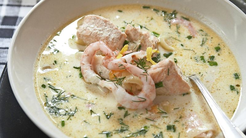 fisksoppa-med-rakor-dill-och-citron-recept