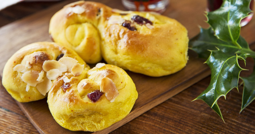 Lussebullar-med-mandelmassa-och-tranbär-1
