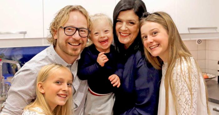 Adelina omringad av sin familj: Systern Bea, pappa Niclas, mamma Linda och syster Louise.
