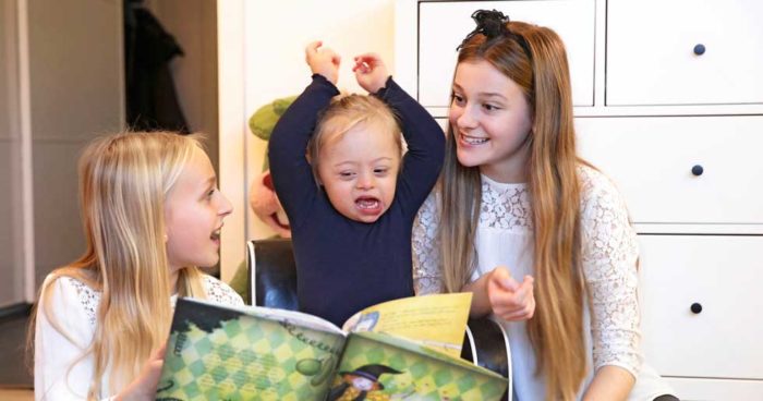 Bea och Louise
leker ofta med
sin lillasyster.