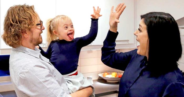 Lilla solstrålen Adelina
busar i köket med
pappa Niclas och mamma
Linda.