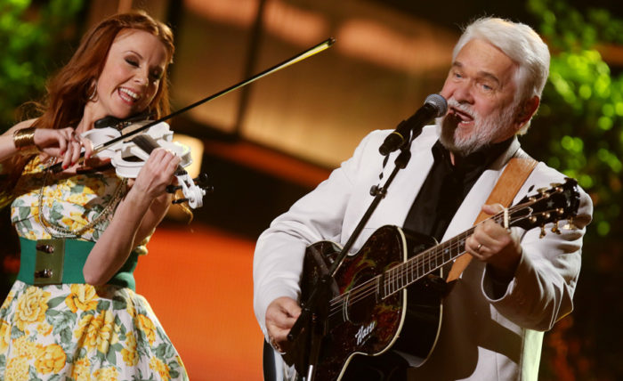 Hasse Andersson och violinisten Jannike Stenlund med den populära "Guld och gröna skogar" på Melodifestivalen 2015. Bild: IBL