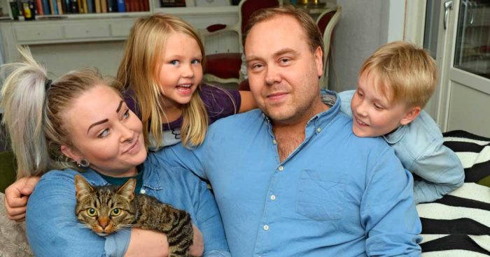 Mattias Gyllensvaan med Evelina, barnen Jack och Edith samt katten Jean-Pierre.