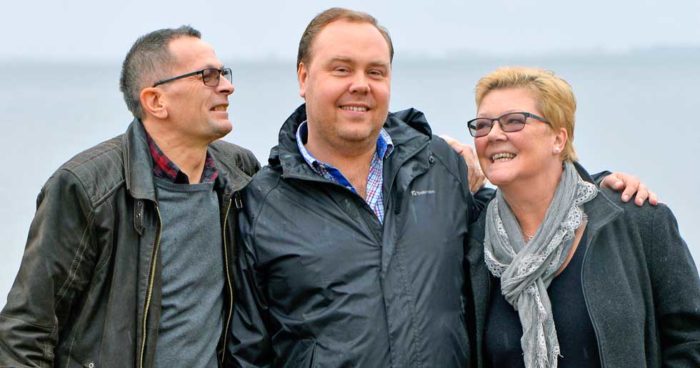 Mattias tillsammans med
sina föräldrar Helén och Jan.