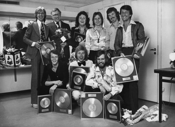 BJÖRN SKIFS och Bengt Palmers med Blåblus får guldskivor 1975 musiker bla Michael Areklew, Ladislav Balaz, Tommy och Anders Berglund.Heinke Ekestubbe, Janne Guldbäck samt Bo Liljedahl