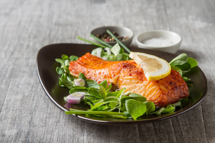 En portion lax med citron och sallad.