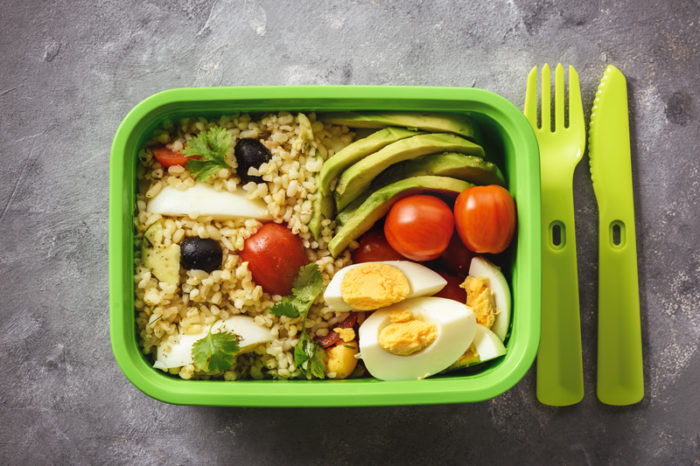 Sallad med bulgur, tomater, ägg och avokado.