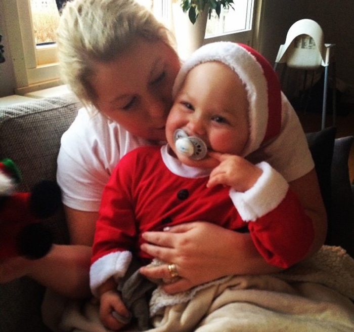 Theo Stenlundh är utklädd till tomte och sitter i mamma Emelie Stenlundhs famn. Diabetes typ 1, barn.