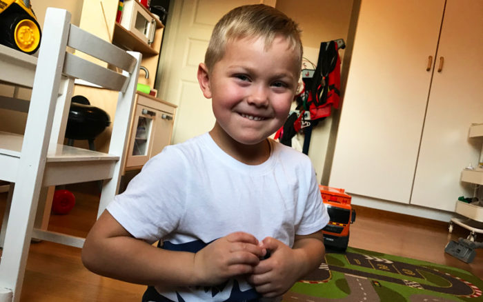 Theo Stenlundh älskar att leka. Han har diabetes typ 1 och sedan han var barn.