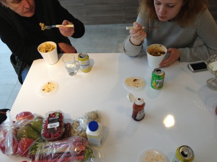 Äter snabb lunch i ett organiserat kaos ur finfina förpackningar... Äter snabb lunch i ett organiserat kaos ur finfina förpackningar...