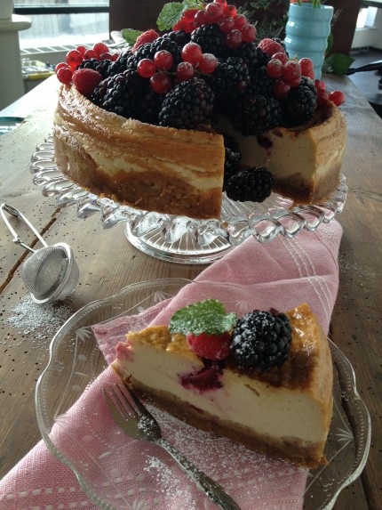 Lakritscheesecake med björnbär. Lakritscheesecake med björnbär.
