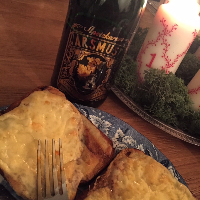 Första advent! Julmust och ostmacka.