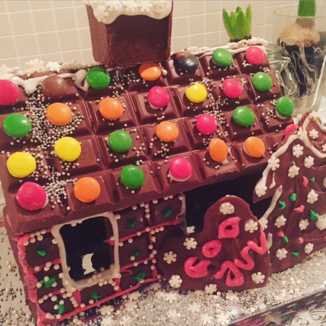 Vill du flytta in? Adventsmys med tjejmiddag och chokladhusbygge.