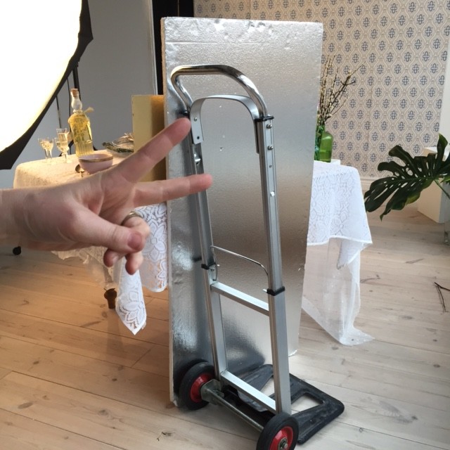 ....Ibland så får man ta vad man har. T.ex en säckakärra för att stötta upp en skärm.