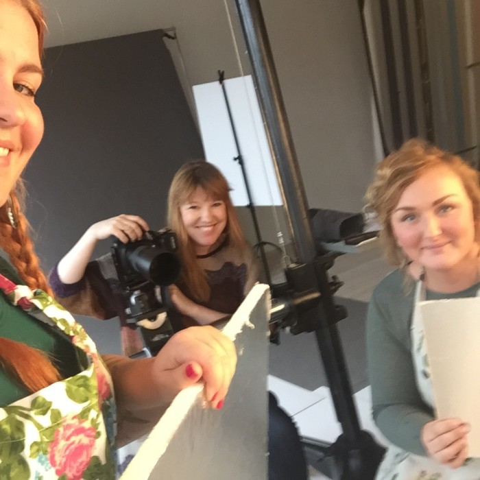 En suddig selfie på årets team som gör påsken; jag, fotograf kciki och Maja. Min gamla praktikant som numera är en av mina frilansare.
