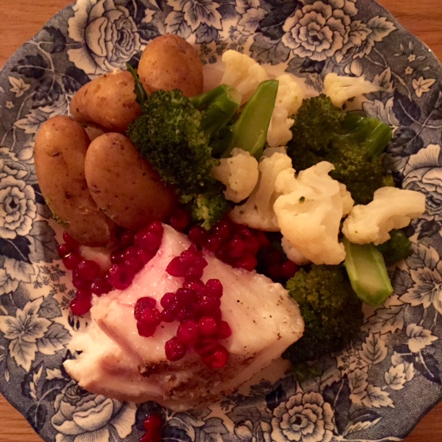 Enkelt och gott! Ugnsbakad torsk, kokt potatis, lingon, grönt.