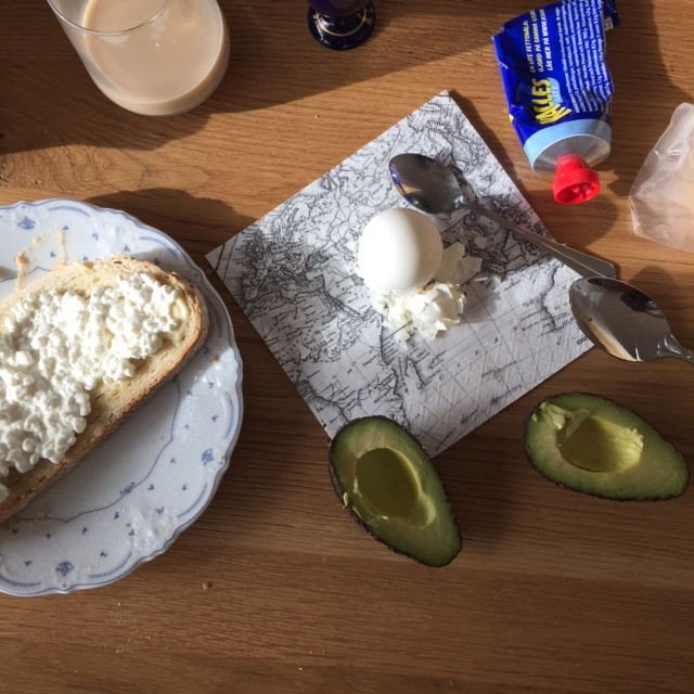 En svennefrukost, ägg, keso, kaviar. Avocadon är lite lyxigt kanske.