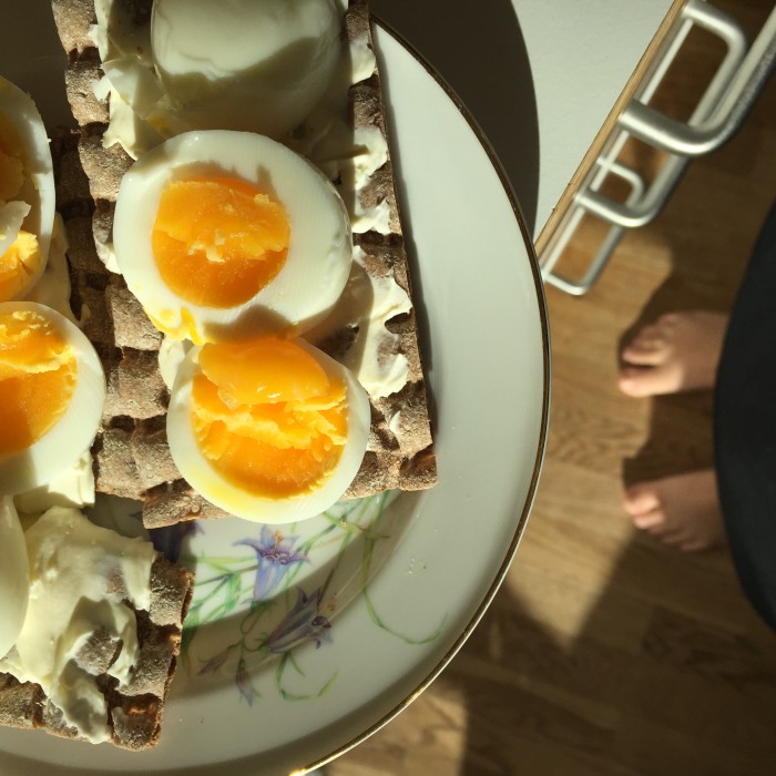 I fredags var jag ledig. Denna knäckehäxa laddade rejält; knäcke, kaviar och färskost.