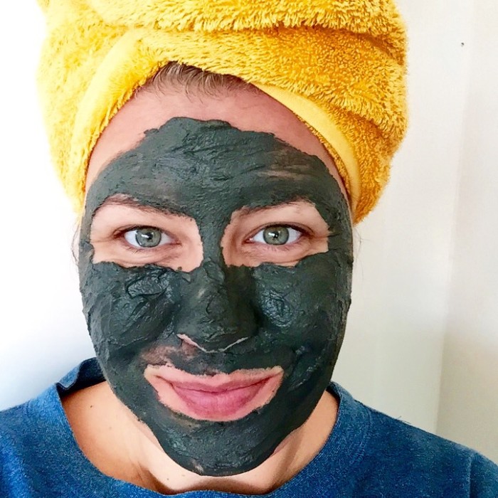 Hemmaspa med hårinpackning och lermask. Bästa hårinpackningen gör du på 1 mogen banan, 1 mogen avocado, 1 ägg, 1/2 dl olivolja. Mosa/blanda ihop allt väl. Låt sitta så länge du vill, minst 30 min. Skölj med ljummet/kallt vatten. Tvätta ur med schampoo.