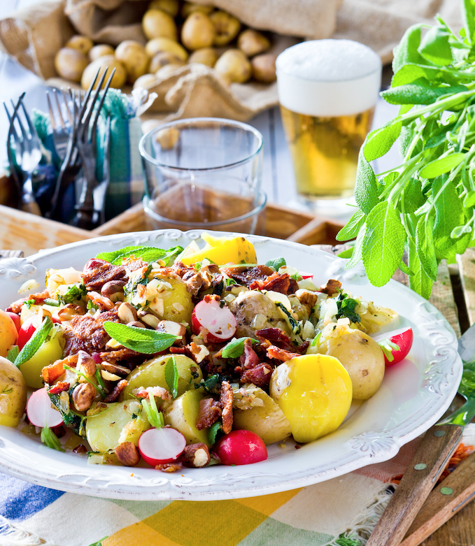 En matig sallad med bacon, salvia och hasselnötter är perfekt till påskmiddagen!