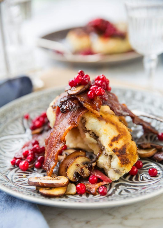 svampfylld potatiskaka med krispigt bacon.