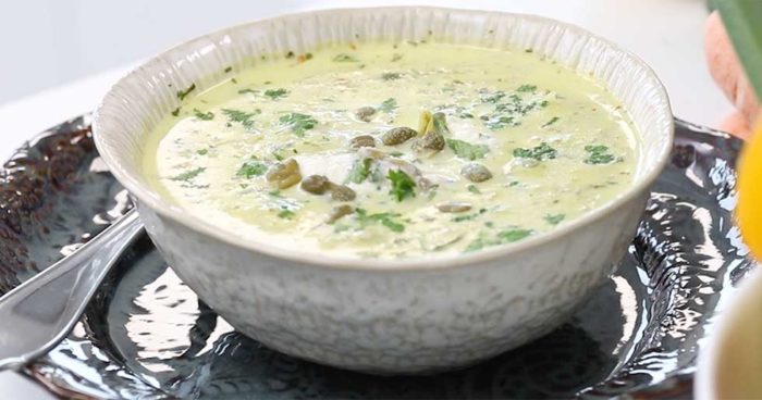 Den här soppan gjord av romanesco och vitt vin blir så där härligt krämig!