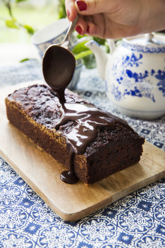 Chokladglasyren är ett måste på denna choklad- och rödbetskaka!