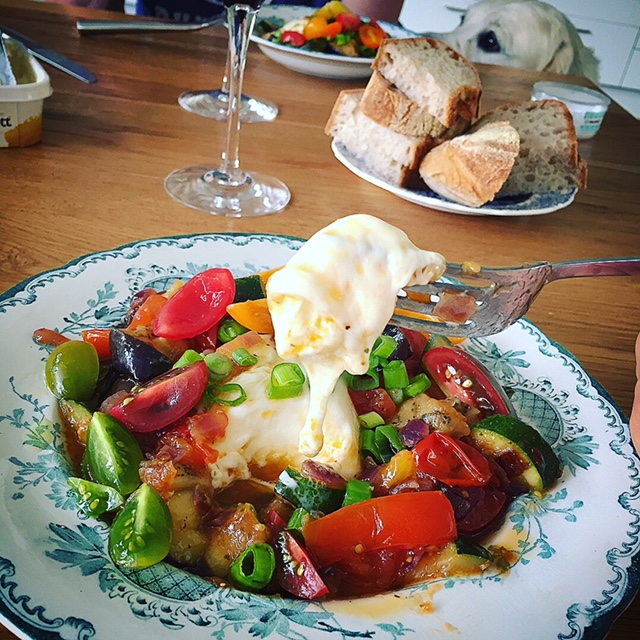 Denna enkla tomatsallad får extra skjuts genom att en del av tomaterna rostas lätt med olja, vitlök och en nypa socker.