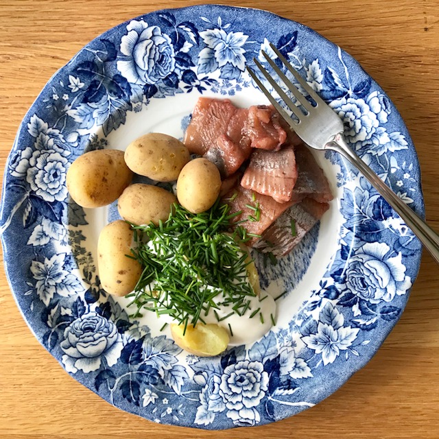 Finns det något enklare? Inte bara på midsommar jag äter matjesill. För mig är matjesill verkligen lättlagad sommarmat!