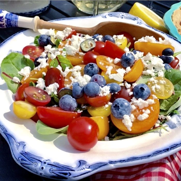 Enklare blir det inte! Tomatsallad med söta färska blåbär, salt fetoast och kryddigt bladgrönt är gott till det mesta!